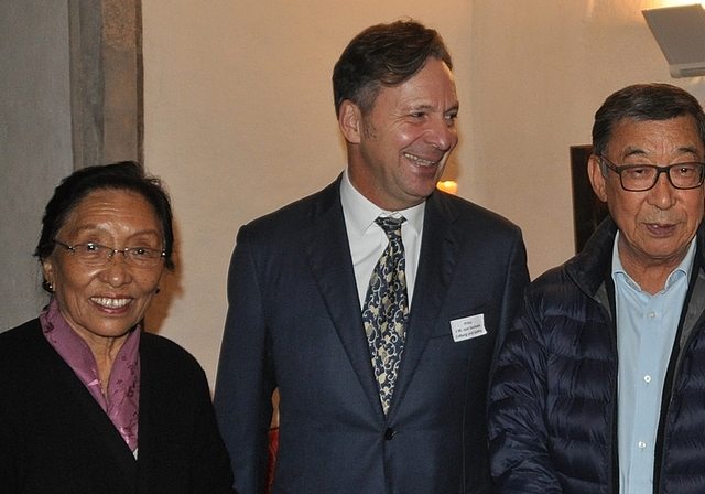 Tenzin Choegyal Rinpoche, Bruder des 14. Dalai Lama, und seine Frau Rinchen Khando Choegyal werden im Schloss Knonau von Jörg Wolfgang von Sachsen-Coburg und Gotha begrüsst. <em>(Bild Werner Schneiter)</em>