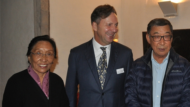 Tenzin Choegyal Rinpoche, Bruder des 14. Dalai Lama, und seine Frau Rinchen Khando Choegyal werden im Schloss Knonau von Jörg Wolfgang von Sachsen-Coburg und Gotha begrüsst. <em>(Bild Werner Schneiter)</em>