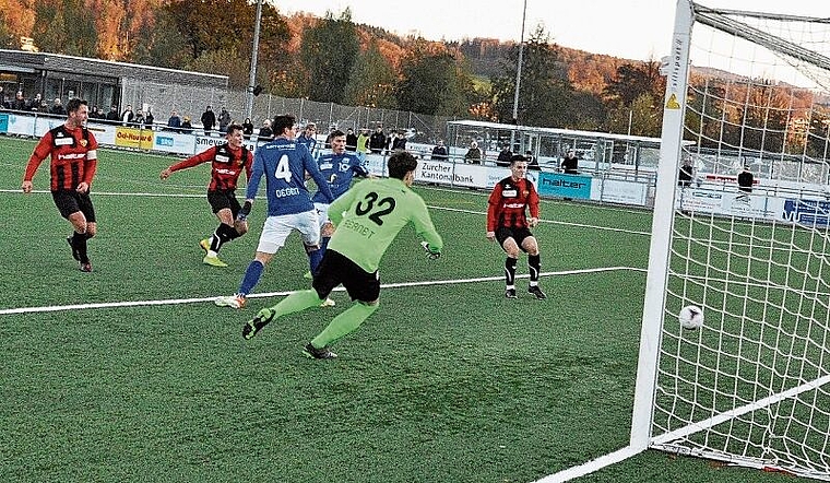 In der Mitte erzielt der 17-jährige WB-Stürmer Gabriel Di Battista die 1:0-Führung für die Rotschwarzen. (Bild Kaspar Köchli)