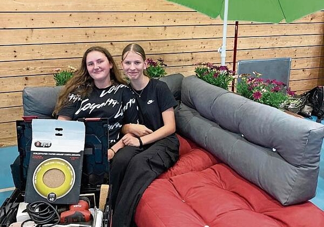 Fabienne Bühler (links) mit Freundin auf ihrem Gartensofa.