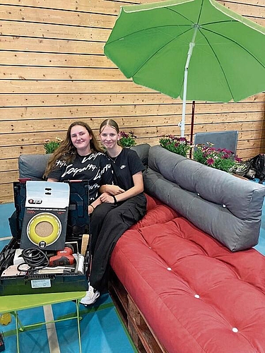 Fabienne Bühler (links) mit Freundin auf ihrem Gartensofa.