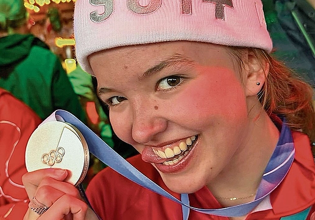 Die Rifferswilerin Lina Kozomara mit ihrer Silber-Medaille. (Bild Instagram)