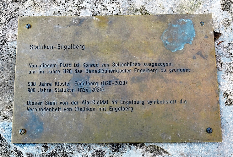Der Blick auf den Gedenkstein zum Jubiläum der Stiftung des Klosters Engelberg auf dem Ofengüpf muss mit einem Aufstieg verdient werden, der nicht ganz ohne ist. Der Blick auf den Gedenkstein zum Jubiläum der Stiftung des Klosters Engelberg auf dem Ofengüpf muss mit einem Aufstieg verdient werden, der nicht ganz ohne ist.