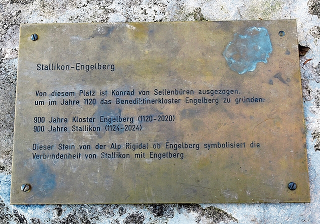 Der Blick auf den Gedenkstein zum Jubiläum der Stiftung des Klosters Engelberg auf dem Ofengüpf muss mit einem Aufstieg verdient werden, der nicht ganz ohne ist.