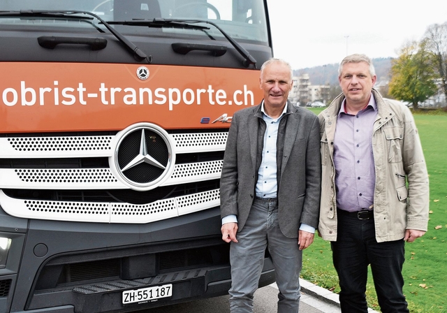 Der scheidende Dileca-Geschäftsführer Franz Liebhart (links) mit seinem Nachfolger Torsten Hartmann vor dem Entsorgungsfahrzeug der Firma Obrist. Sie besorgt im Auftrag der Dileca die Kehrichtentsorgung in den Ämtler Gemeinden. (Bild -ter.)