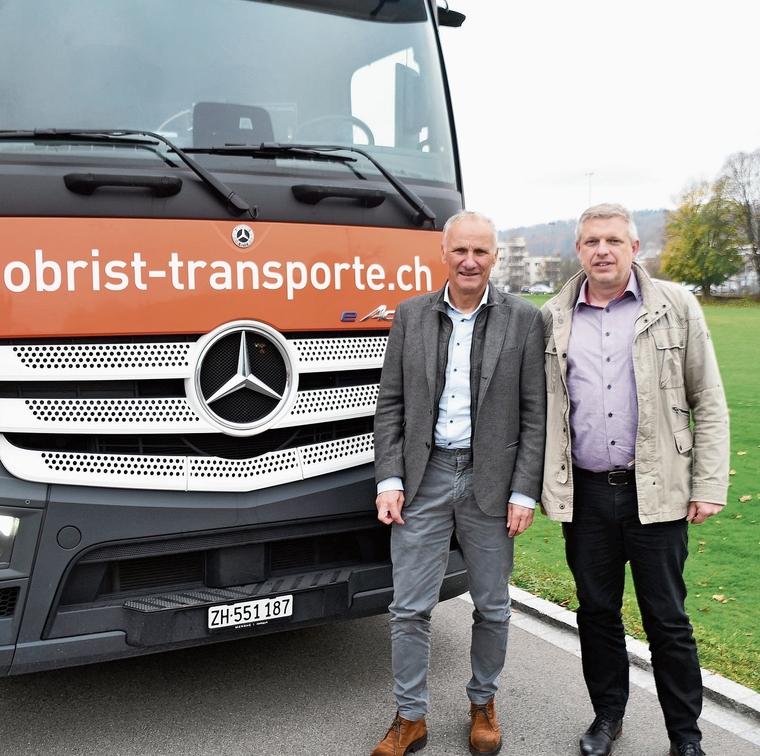 Der scheidende Dileca-Geschäftsführer Franz Liebhart (links) mit seinem Nachfolger Torsten Hartmann vor dem Entsorgungsfahrzeug der Firma Obrist. Sie besorgt im Auftrag der Dileca die Kehrichtentsorgung in den Ämtler Gemeinden. (Bild -ter.)