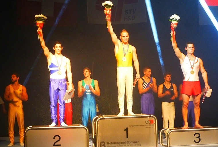 Michael Meier (links) gewinnt hinter Claudio Capelli Silber beim Sprung. (Bild zvg.)