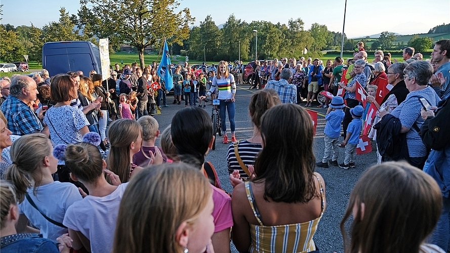 Mit ihrem schneeweissen Regenbogentrikot stach die neue U19-Mountainbike-Weltmeisterin aus der Masse der Gratulanten hervor. <em>(Bilder Martin Platter)</em>