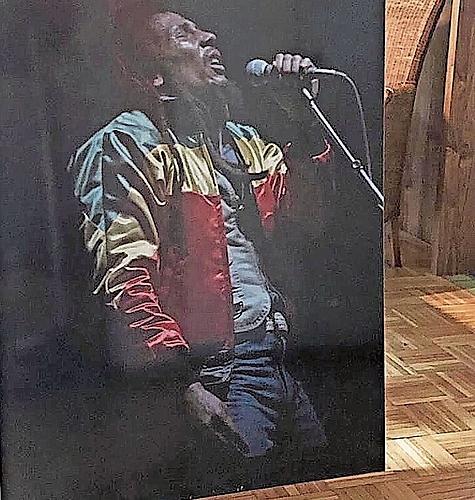 Als einzige Erinnerung aus der Schweiz nimmt Ivo Ingold eine Aufnahme von Bob Marley mit, ein Geschenk des mittlerweile verstorbenen Zürcher Fotografen Bruno Stettler, der einst sein Vorgesetzter war. Als einzige Erinnerung aus der Schweiz nimmt Ivo Ingold eine Aufnahme von Bob Marley mit, ein Geschenk des mittlerweile verstorbenen Zürcher Fotografen Bruno Stettler, der einst sein Vorgesetzter war.