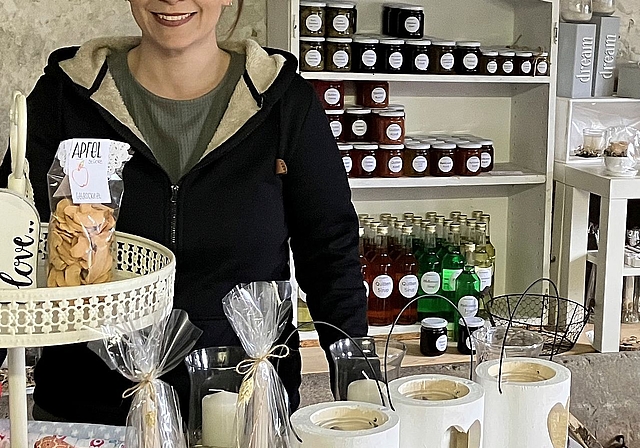 Manuela Lentini-Frei in ihrem Hoflädeli «MammaManü‘s», wo inzwischen Ostern eingezogen ist. (Bild Marianne Voss)