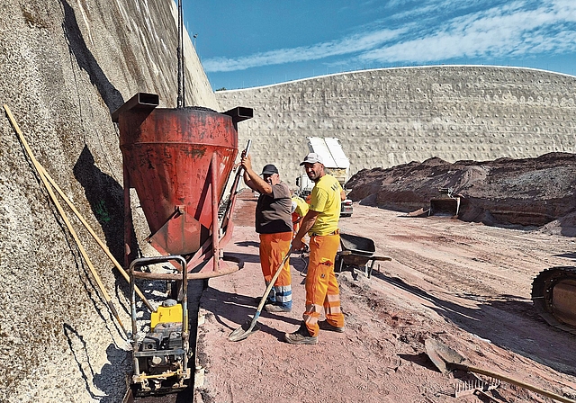 Spross-Mitarbeiter bei der Seitenabdichtung der Deponie: Bitumen statt Lehm. (Bild Werner Schneiter)