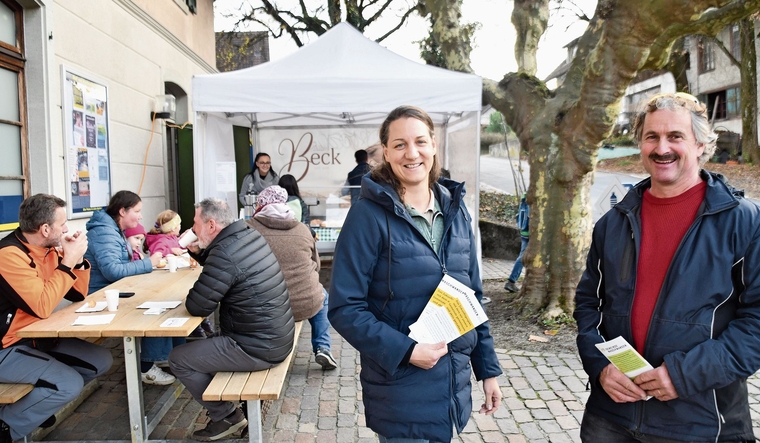Beim Berlinerbacken vor dem Volg im Gespräch mit der Bevölkerung: Gemeindeschreiberin Chantal Nitschké und Gemeindepräsident Ernst Humbel. (Bild Werner Schneiter)