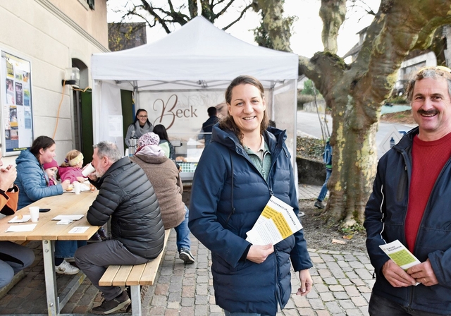Beim Berlinerbacken vor dem Volg im Gespräch mit der Bevölkerung: Gemeindeschreiberin Chantal Nitschké und Gemeindepräsident Ernst Humbel. (Bild Werner Schneiter)