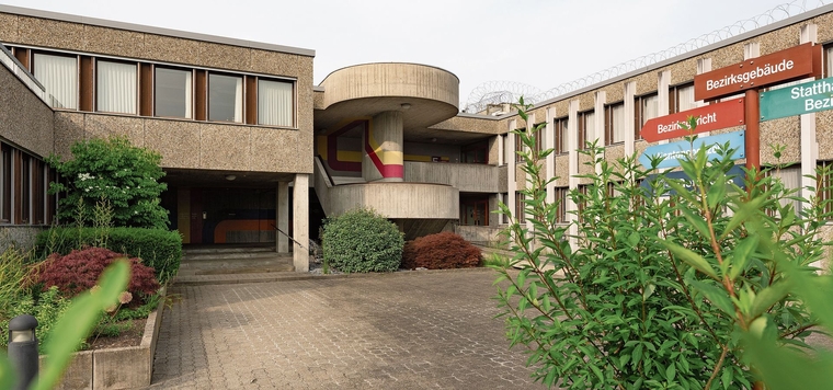 Am Bezirksgericht Affoltern blieb der Stuhl des Beschuldigten am Mittwoch zum zweiten Mal leer. (Bild Raphaël Dupain)