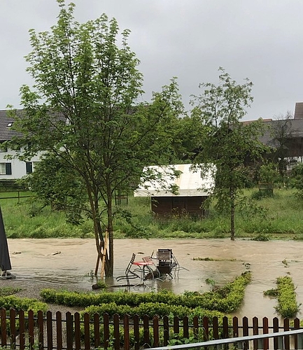 In Rifferswil wurde der Garten gegenüber der alten Mühle überschwemmt. (Bild Barbara Roth)
