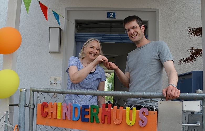 Käthy Elsener übergibt den Schlüssel an Moritz Wandeler. (Bilder sas)Der Clown wusste die Kinder mit einfachen Zaubertricks zu begeistern und integrierte die Kinder in seine Show.