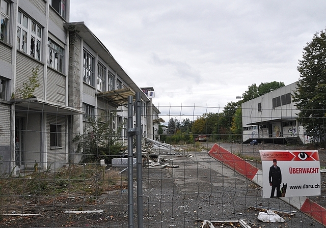 Kein schöner Anblick: Die Industriebrache an der Obfelderstrasse 35 bis 37 wird bald geräumt. (Bild Werner Schneiter)