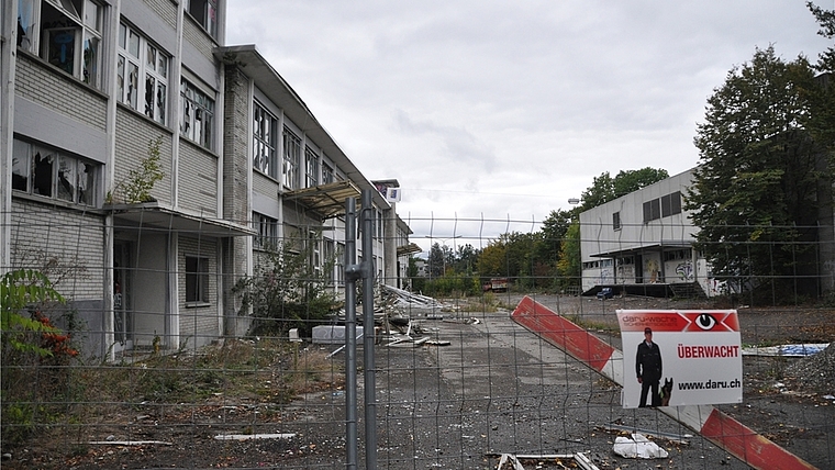 Kein schöner Anblick: Die Industriebrache an der Obfelderstrasse 35 bis 37 wird bald geräumt. (Bild Werner Schneiter)