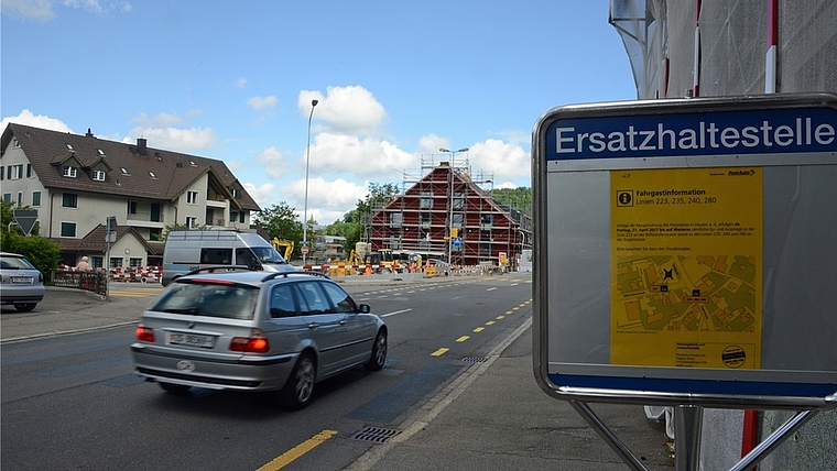 Baustelle Dorfplatz Hausen: Das Wachstum lässt sich offensichtlich nicht drosseln, indem auf den Ausbau der öV-Verbindungen verzichtet wird. Zuger Autonummern sind hier, unabhängig von den Plänen des Kantons, keine Seltenheit. (Bild Bernhard Schn