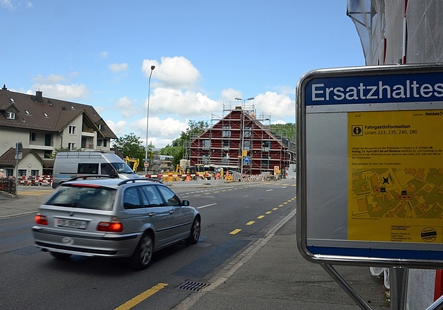 Baustelle Dorfplatz Hausen: Das Wachstum lässt sich offensichtlich nicht drosseln, indem auf den Ausbau der öV-Verbindungen verzichtet wird. Zuger Autonummern sind hier, unabhängig von den Plänen des Kantons, keine Seltenheit. (Bild Bernhard Schn