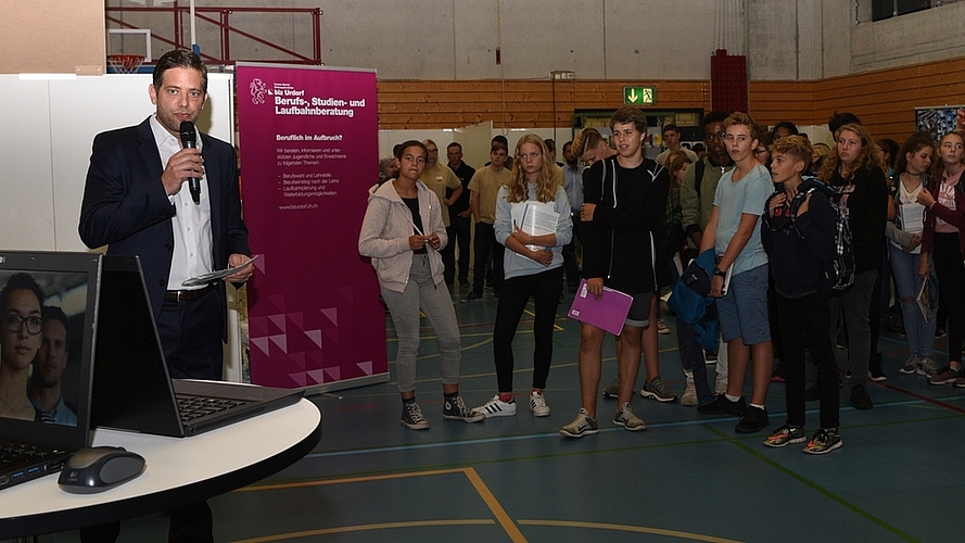 Xavier Nietlisbach, Präsident des Lehrstellenforums Bezirk Affoltern eröffnete die Berufsmesse am Freitagnachmittag. (Bilder Andrea Bolliger)