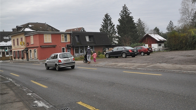 Das Amt für Raumentwicklung will zwei statt drei Anschlusspunkte zum künftigen Zentrum «Postareal» in Obfelden: Kritisiert wird insbesondere die Zufahrt zum Areal via Dorfstrasse (unser Bild, links das Restaurant Kreuzstrasse) – auch weil neue