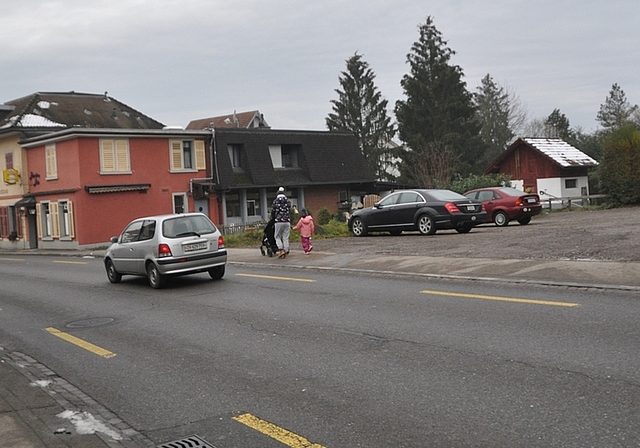 Das Amt für Raumentwicklung will zwei statt drei Anschlusspunkte zum künftigen Zentrum «Postareal» in Obfelden: Kritisiert wird insbesondere die Zufahrt zum Areal via Dorfstrasse (unser Bild, links das Restaurant Kreuzstrasse) – auch weil neue 