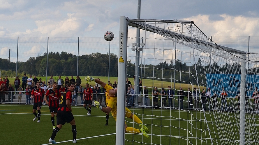 Dieser Ball zieht knapp am WB-Gehäuse vorbei.
