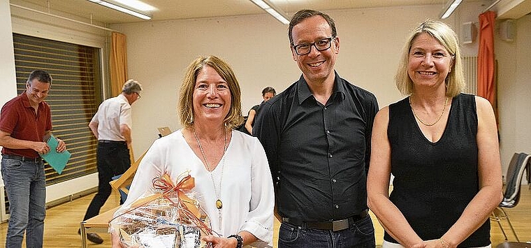 Verena Commissaris (links) leitete ihre letzte Gemeindeversammlung als Schulpflegepräsidentin, Gemeindepräsidentin Nadia Hausheer begrüsst sie im Gemeinderat. In der Mitte: der neue Gemeindeschreiber Vit Styrsky. (Bild Thomas Stöckli)