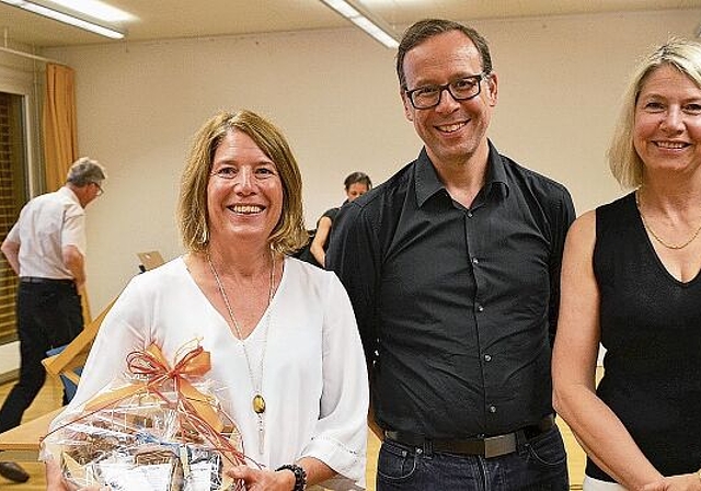 Verena Commissaris (links) leitete ihre letzte Gemeindeversammlung als Schulpflegepräsidentin, Gemeindepräsidentin Nadia Hausheer begrüsst sie im Gemeinderat. In der Mitte: der neue Gemeindeschreiber Vit Styrsky. (Bild Thomas Stöckli)