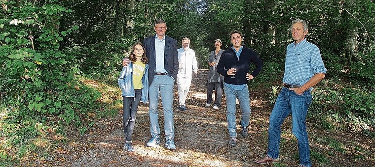 Im Wald (v. l.): Reto Wehrli, Präsident des Trägervereins mit Tochter Julie, Martin Rohr und Barbara Comiotto von der Projektleitung, Kommunikationsbeauftragter Andi Hauri sowie Initiator des «Umweg am Albis» Roman von Sury. (Bild Nepita Santiago