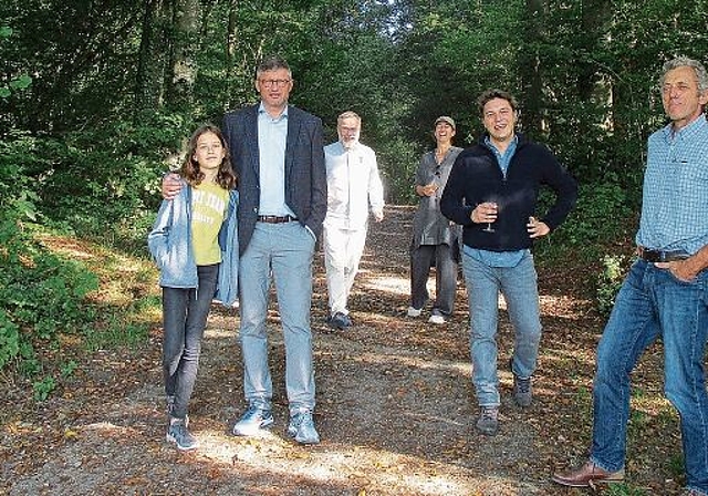 Im Wald (v. l.): Reto Wehrli, Präsident des Trägervereins mit Tochter Julie, Martin Rohr und Barbara Comiotto von der Projektleitung, Kommunikationsbeauftragter Andi Hauri sowie Initiator des «Umweg am Albis» Roman von Sury. (Bild Nepita Santiago