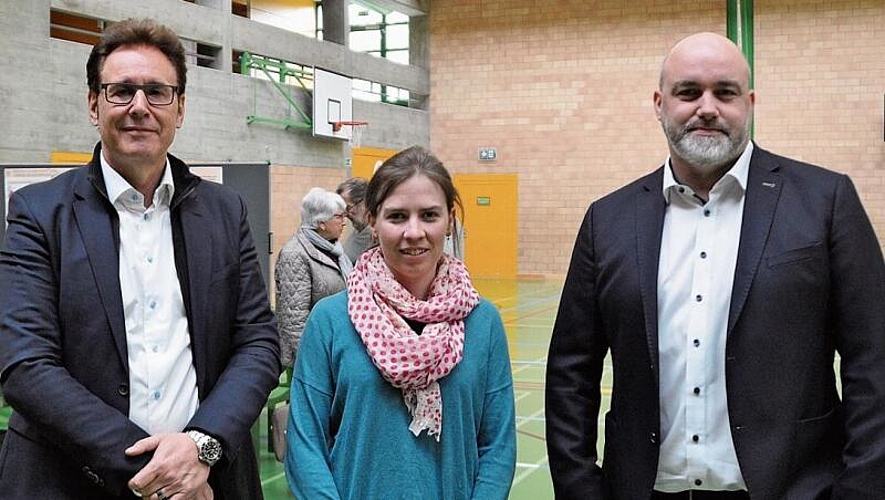 Peter von Känel (von links), Mirta Niederhauser von der Firma Suter von Känel Wild AG und Gemeindepräsident Stephan Hinners moderierten den Workshop.