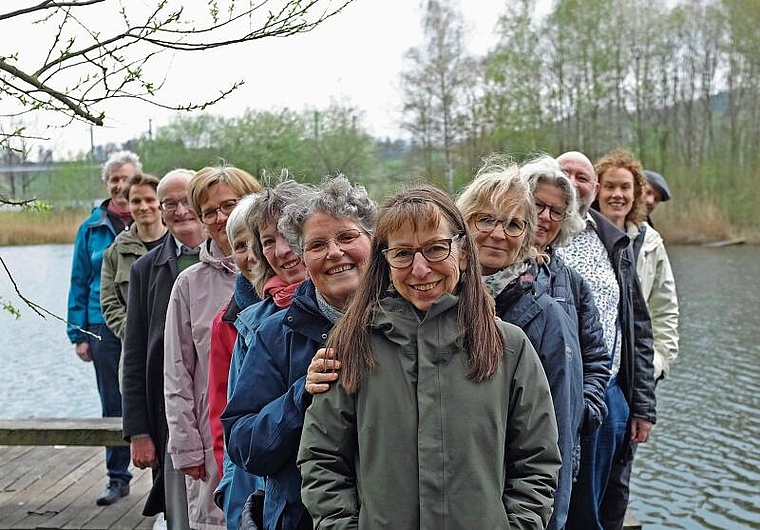 Das Netzwerk Biodiversität Säuliamt um Marina Gantert (ganz vorne) engagiert sich mit Einzelinitiativen 
für die Stärkung der Biodiversität im Bezirk Affoltern. (Bild Salomon Schneider)