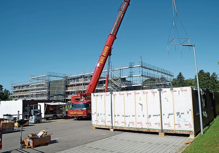Auf dem Schwanden-Areal in Affoltern: Die Module des ehemaligen Seewadel-Provisoriums werden abgebaut und für den Abtransport zwischengelagert. (Bild Thomas Stöckli)