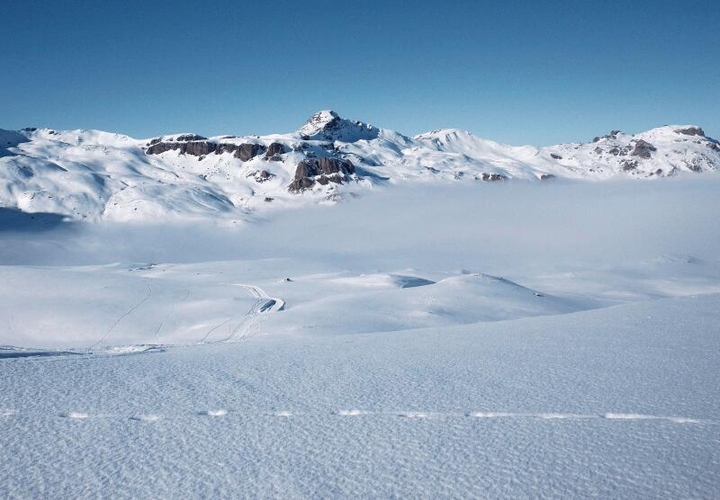 Schneelandschaft im Gebiet Spitzmeilen und Berglandschaft mit Sicht zur Chüpfenflue. «Die Bilder entstanden am Flumserberg auf dem Rückweg von der Spitzmeilenhütte SAC nach Panüöl und auf dem Walserweg von Arosa nach Langwies beim Abstieg ins Sapün», erinnert sich der Fotograf Dölf Gabriel aus Zwillikon.