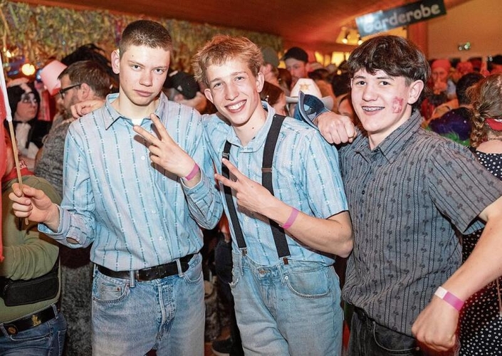 Manuel Studer (von links), Levi Tschupp und Justus Talavasek aus Knonau waren auch an der Fasnacht.
