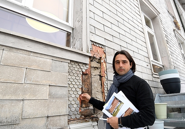 Oliver Weisbrod zeigt die sanierungsbedürftige Aussenfassade des Langhauses auf dem Weisbrod-Fabrikareal, die isoliert und optisch wieder in den Urzustand versetzt werden soll. (Bild Martin Platter)
