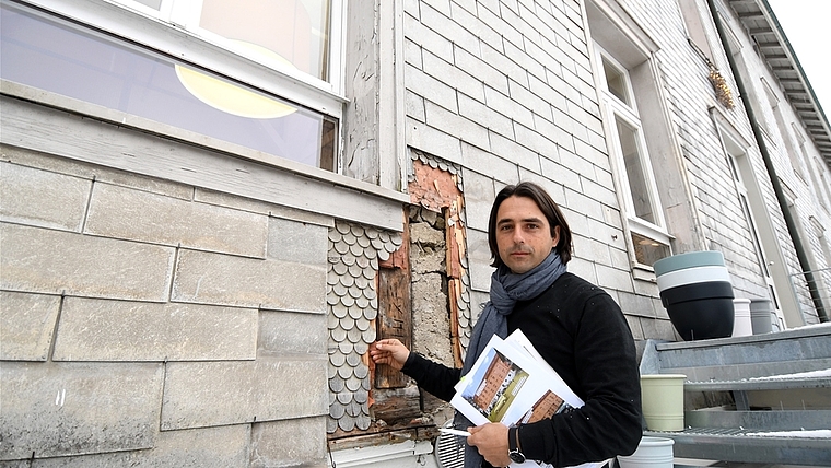 Oliver Weisbrod zeigt die sanierungsbedürftige Aussenfassade des Langhauses auf dem Weisbrod-Fabrikareal, die isoliert und optisch wieder in den Urzustand versetzt werden soll. (Bild Martin Platter)