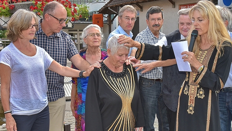 In Bonstetten und beim Verein Mukiba ist man erleichtert, dass Margrit Schenkel (hier bei der Aussendung) freigekommen ist. (Bild zvg.)