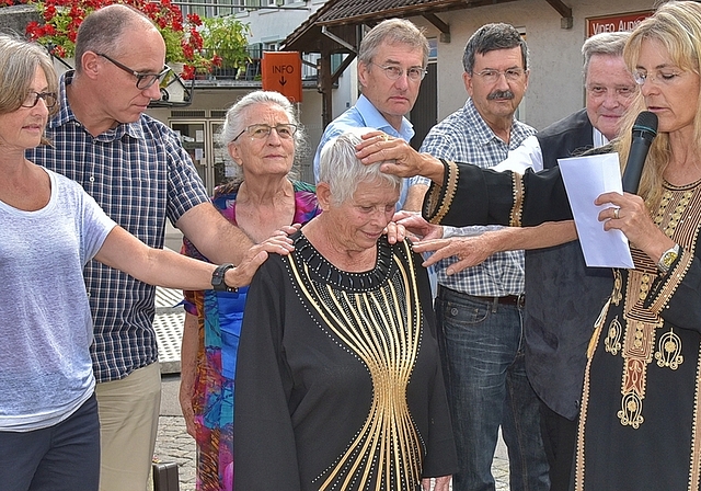 In Bonstetten und beim Verein Mukiba ist man erleichtert, dass Margrit Schenkel (hier bei der Aussendung) freigekommen ist. (Bild zvg.)