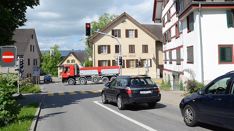 Verstopft von Lastwagen und Autos aus allen Kantonen: Die Engelkreuzung in Ottenbach. <em>(Bild Martin Mullis)</em>