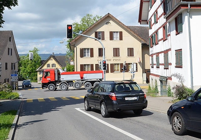 Verstopft von Lastwagen und Autos aus allen Kantonen: Die Engelkreuzung in Ottenbach. <em>(Bild Martin Mullis)</em>
