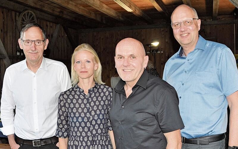 Gut gelaunt am Jubiläumsfest der EVP Affoltern auf dem Hof der Familie Frutiger in Zwillikon: Regierungsrat Mario Fehr (von links), Nationalrätin Lilian Studer, EVP-Regierungsratskandidat Daniel Sommer und EVP-Fraktionspräsident Markus Schaaf. (Bi