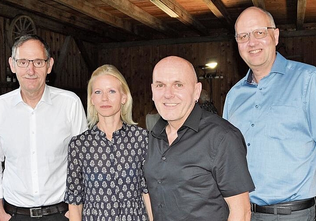 Gut gelaunt am Jubiläumsfest der EVP Affoltern auf dem Hof der Familie Frutiger in Zwillikon: Regierungsrat Mario Fehr (von links), Nationalrätin Lilian Studer, EVP-Regierungsratskandidat Daniel Sommer und EVP-Fraktionspräsident Markus Schaaf. (Bi