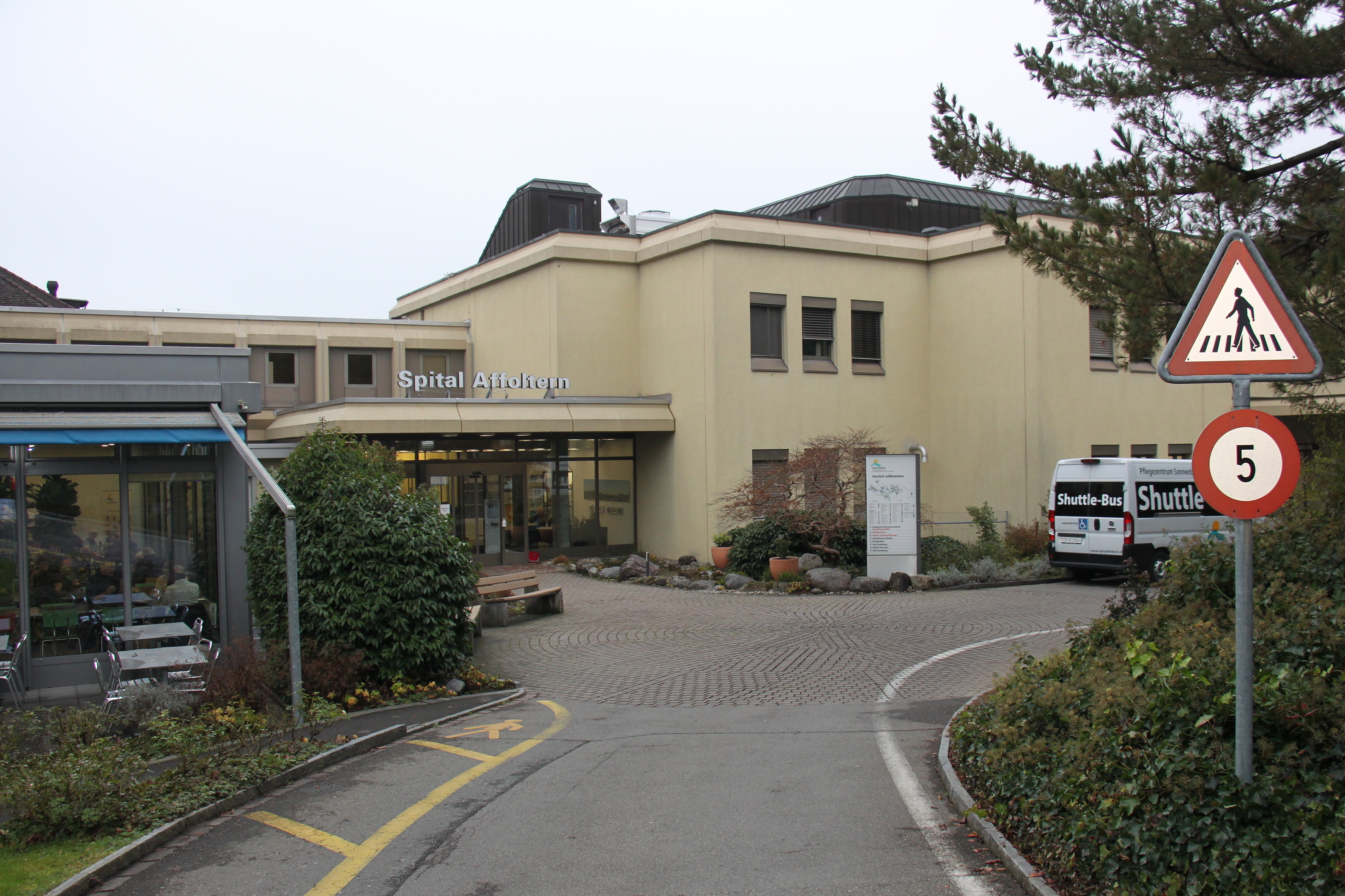 Ist wieder in den schwarzen Zahlen: das Spital Affoltern. Im Bild der Eingangsbereich. (Bild Florian Hofer)