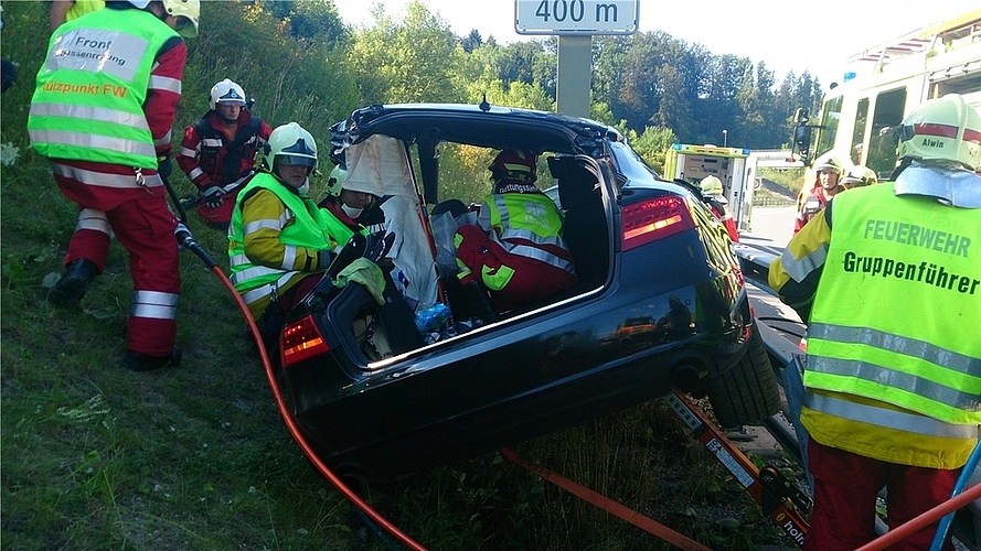 ... und bei einem Verkehrsunfall. (Bilder Rettungsdienst)