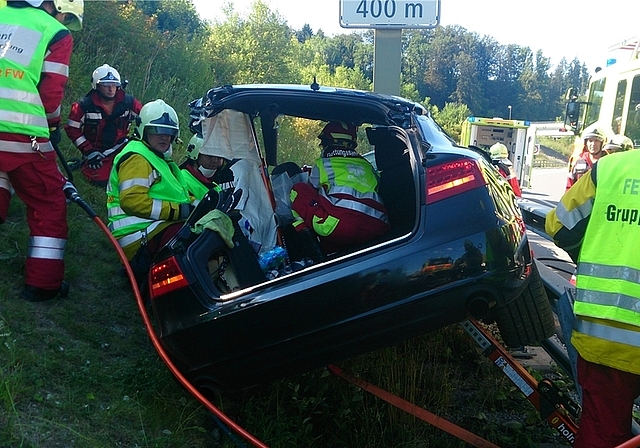 ... und bei einem Verkehrsunfall. (Bilder Rettungsdienst)