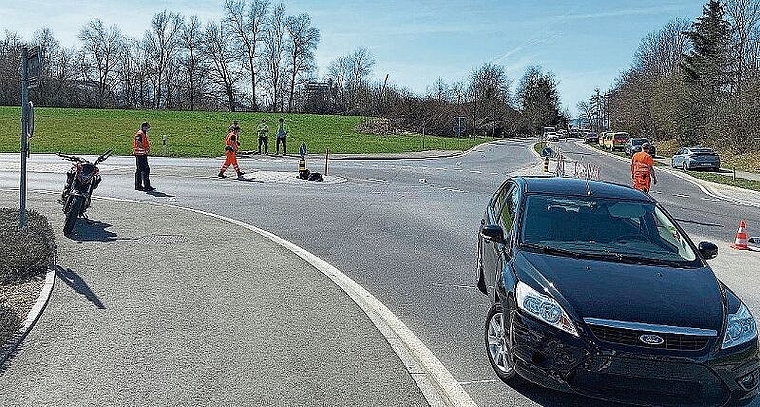 Die Unfallstelle auf der Verzweigung Zürich-/Steinhausenstrasse. (Bild Kapo ZH)