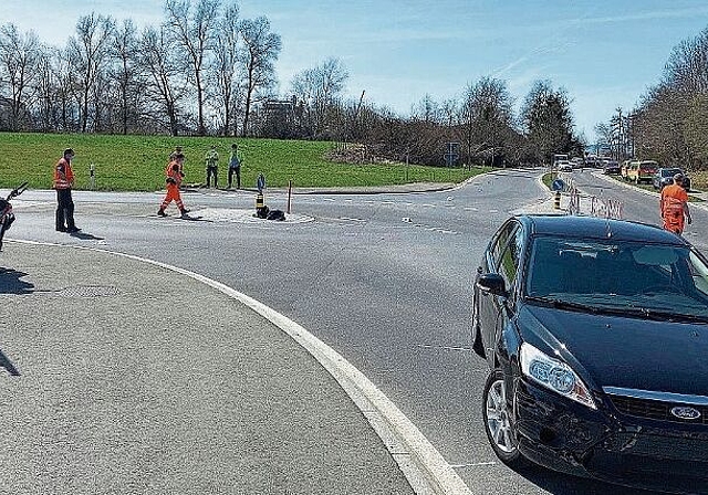 Die Unfallstelle auf der Verzweigung Zürich-/Steinhausenstrasse. (Bild Kapo ZH)
